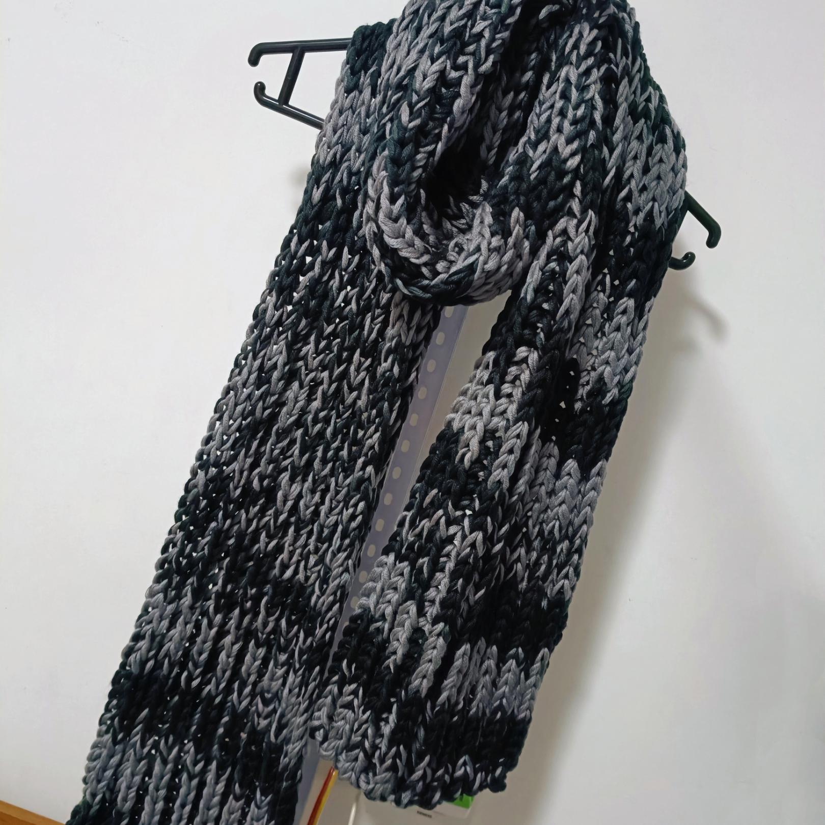自己纯手工编织的毛线围巾成品冬