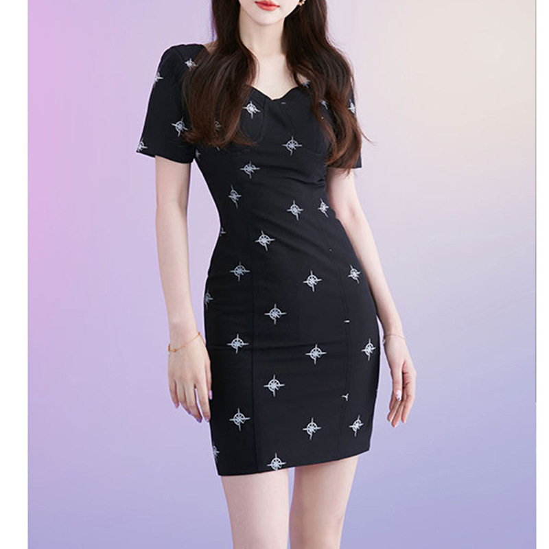 黑色礼服女轻奢小众高端级感气质晚宴年会显瘦收腰法式生日连衣裙