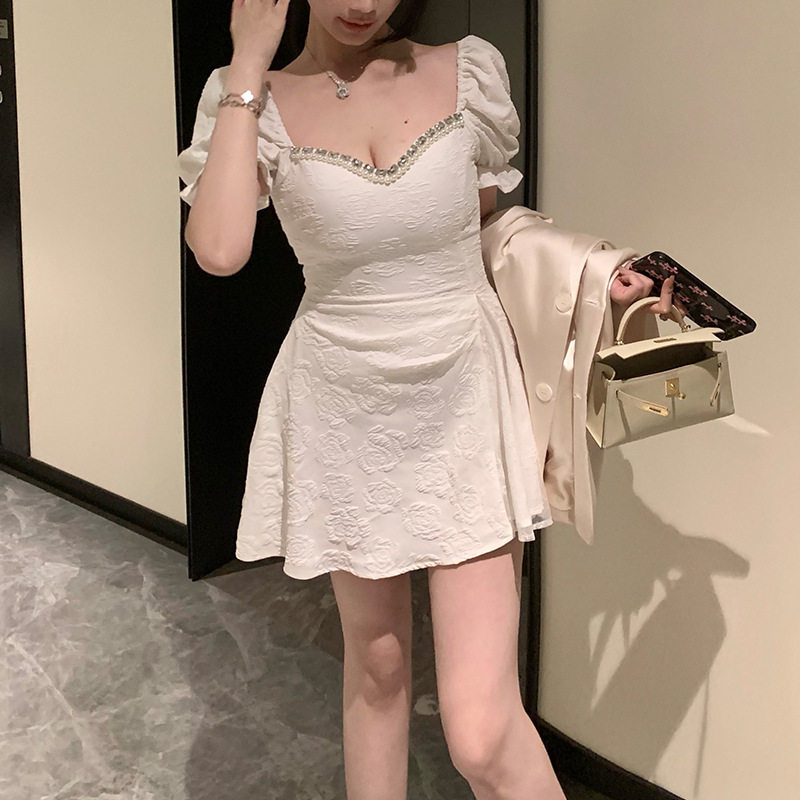 性感V领白色礼服女轻奢小众高端级气质名媛晚宴年会装法式连衣裙