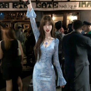 法式绝美漂亮长袖碎花蓝色连衣裙女春夏2026新款修身显瘦V领长裙