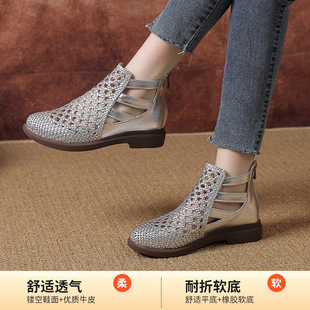 宽胖脚大码女鞋41到43短靴2026春夏镂空软底舒适妈妈平底洞洞凉靴