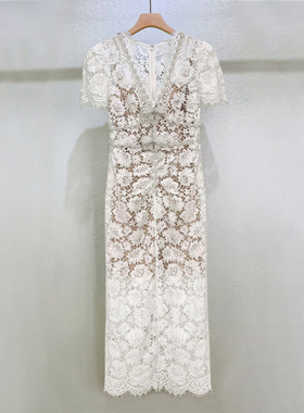 轻奢高定重工2025宫廷风名媛蕾丝钩花短袖V领高腰修身晚宴礼服