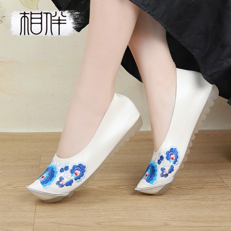 相伴真皮新款软底鞋子女复古绣花鞋刺绣新中式妈妈搭配国风单鞋
