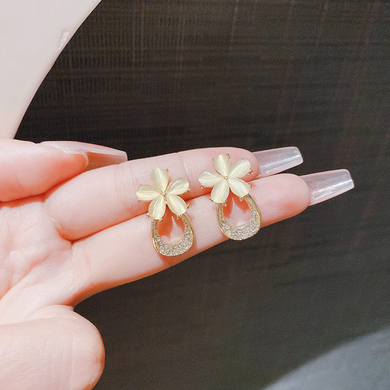 日韩风简约小巧镶钻耳钉女温柔气质菠萝猫石耳环高级感耳饰