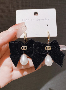 黑色植绒蝴蝶结耳钉女2024新品潮设计感耳环小众设计珍珠百搭耳饰