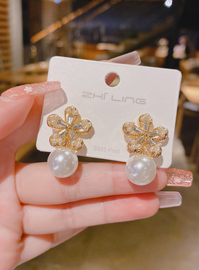 925银针珍珠花朵耳环2024新品韩国气质网红耳钉可爱甜美时尚耳饰