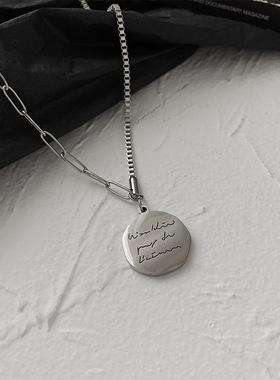 欧美钛钢圆牌字母项链个性冷淡风气质吊坠秋季新品男女潮毛衣链