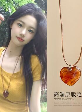 美拉德琥珀爱心吊坠项链女长款港风高级感毛衣链小众百搭颈链配饰