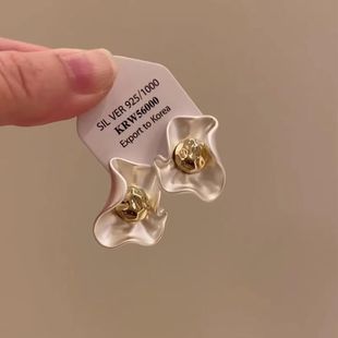 耳饰 时尚 轻奢高级感哑光花朵耳钉气质小众独特耳环女2025新款 爆款