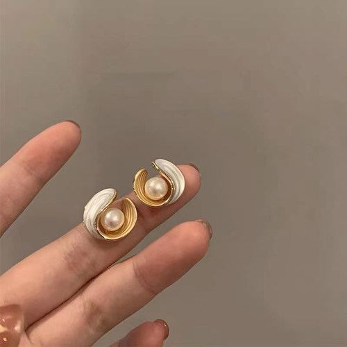 百搭独特高级感珍珠耳钉女气质轻奢港风耳环小众复古冷淡风耳环