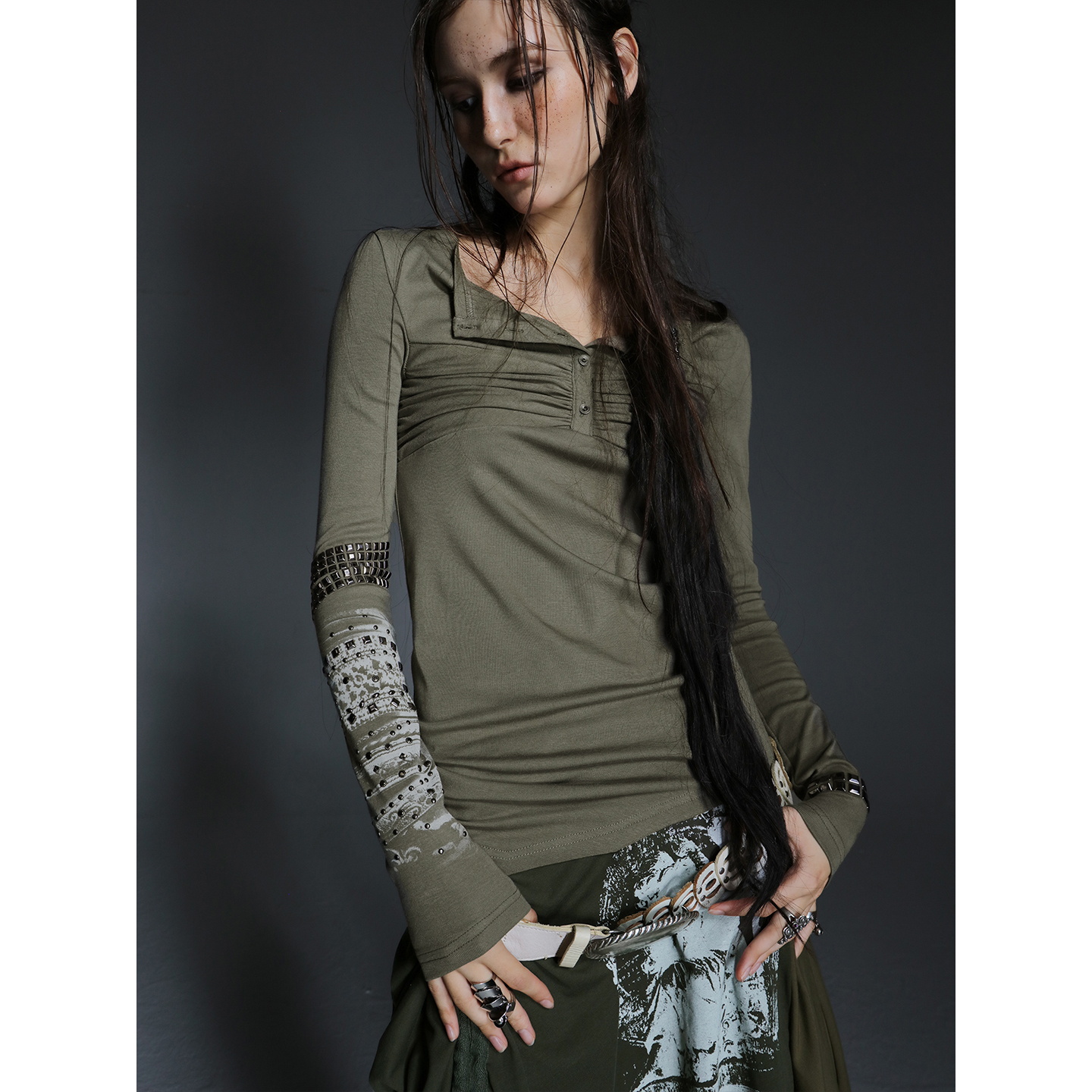 DP秋冬原创臂环烫钻印花打底衫