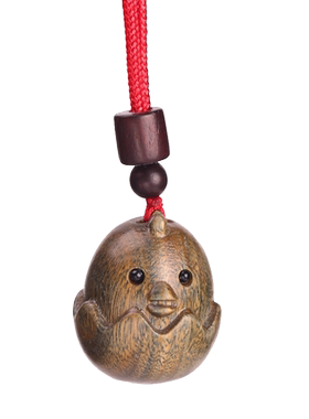 女士佩戴檀木加油鸭吊坠钥匙扣