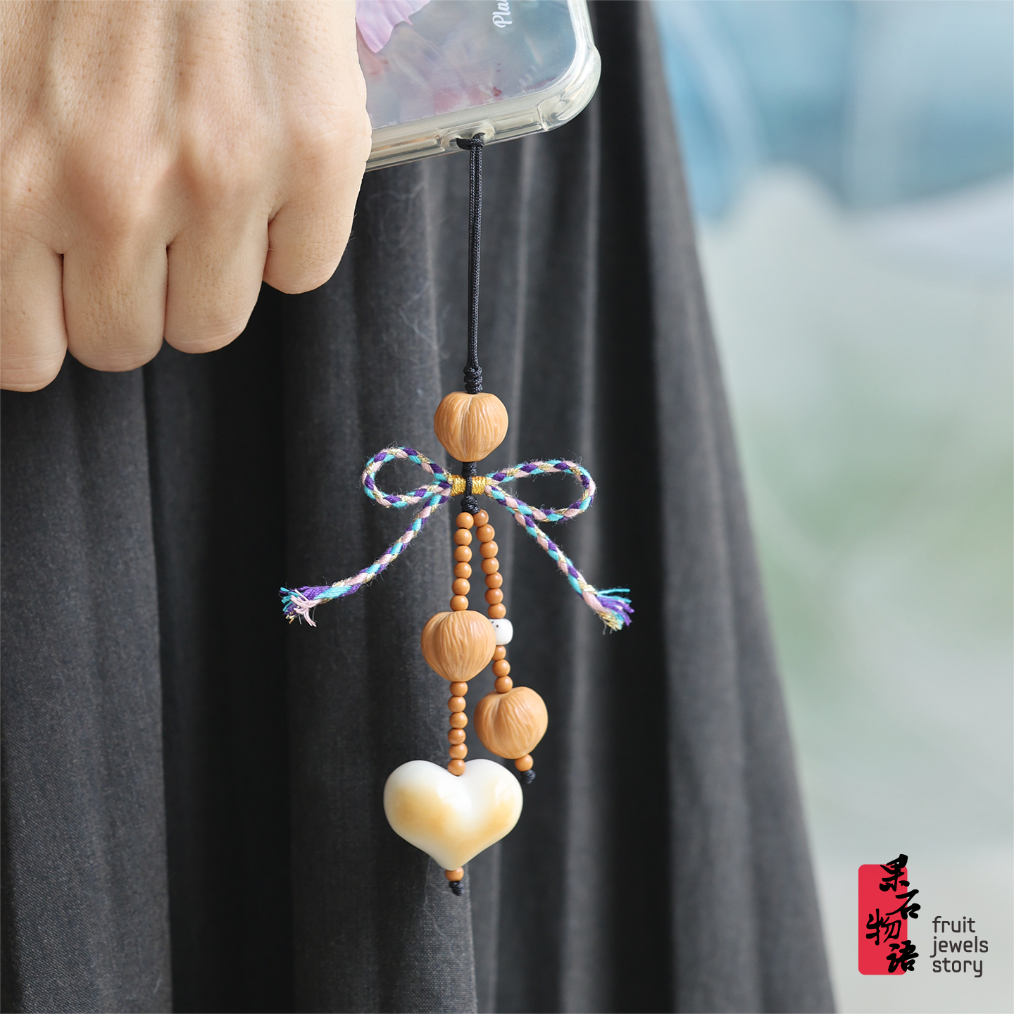 原创猴头雕刻屁桃手机链吊坠女士橄榄核串珠手工萌趣挂件随身小物