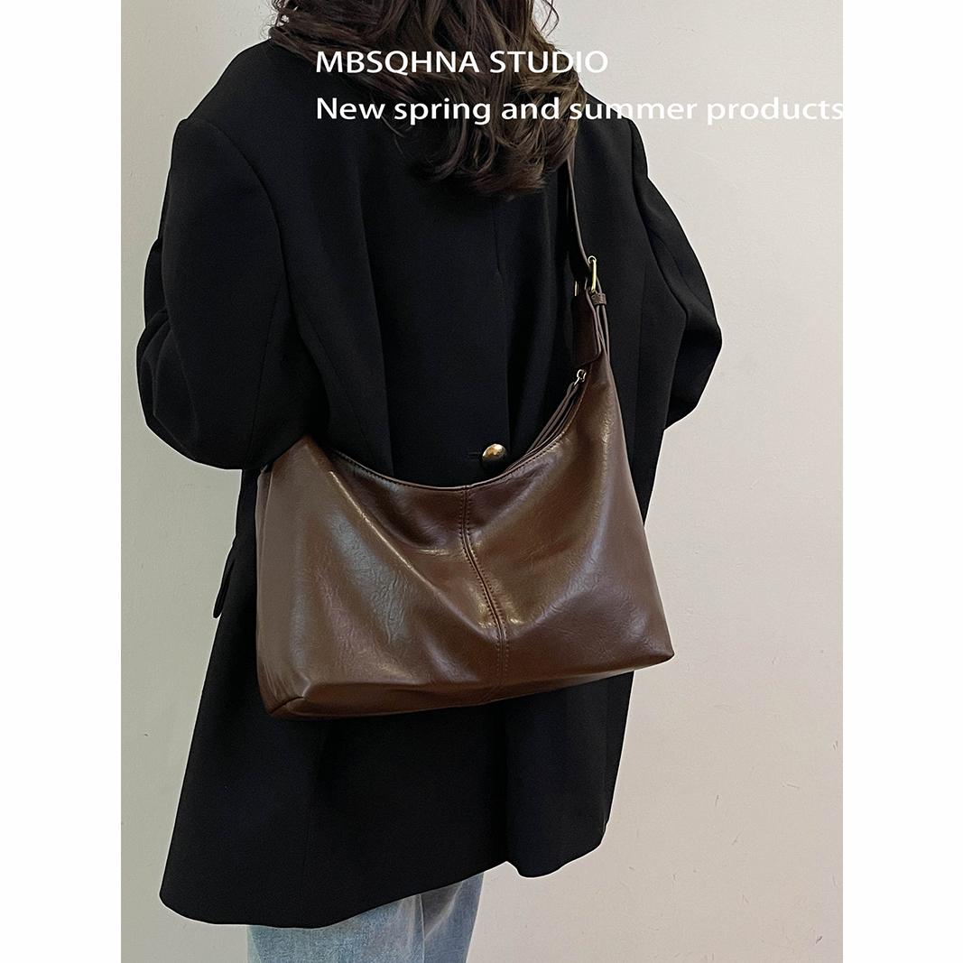 秋冬复古大容量通勤单肩斜挎包