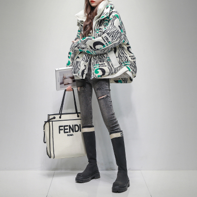 久拉拉印花立领白鹅绒羽绒服女