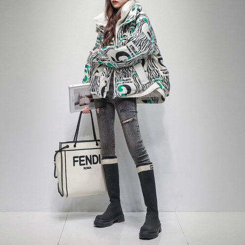 久拉拉印花立领白鹅绒羽绒服女