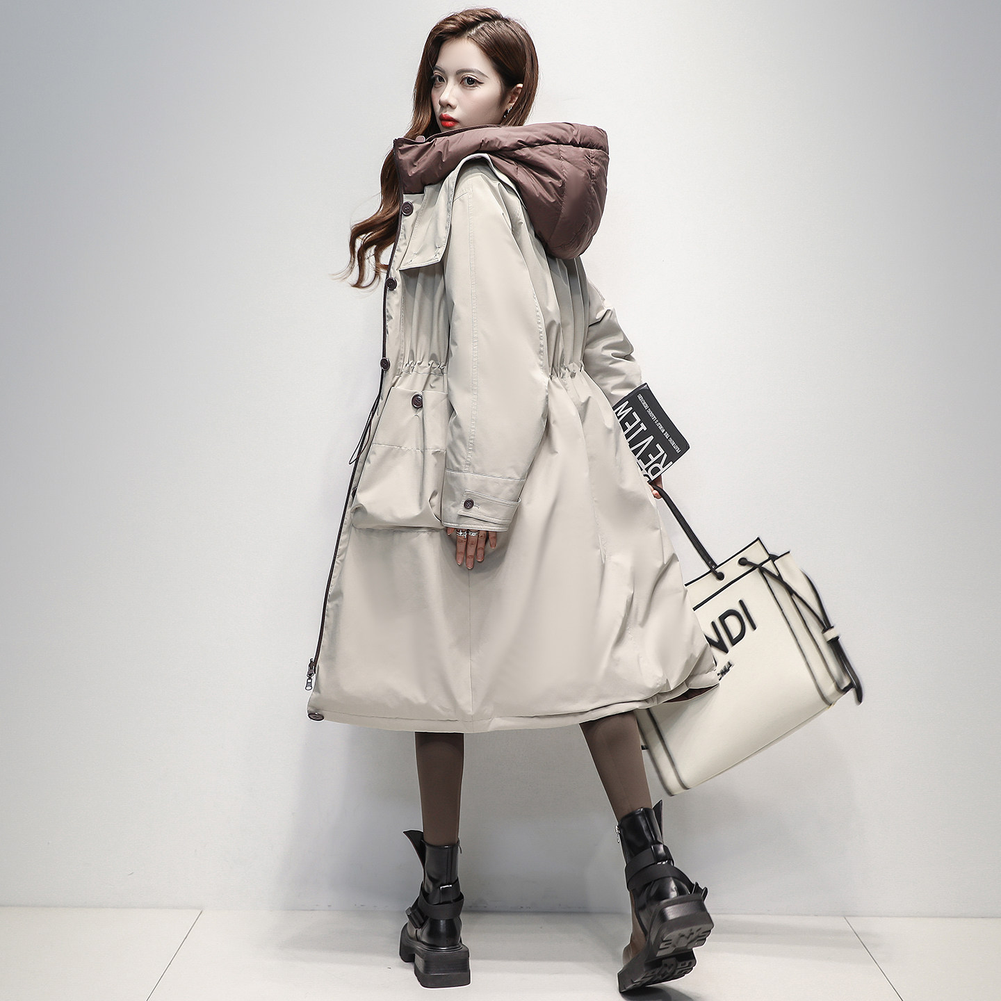 久拉拉米白色拼色派克羽绒服女