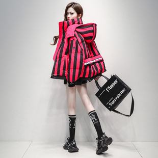 久拉拉玫红色条纹羽绒服女短款2025冬装新款连帽白鸭绒加厚短外套