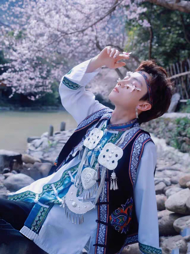 少数民族服装男青年成人舞蹈表演摄影贵州广西云南苗族土族民族风