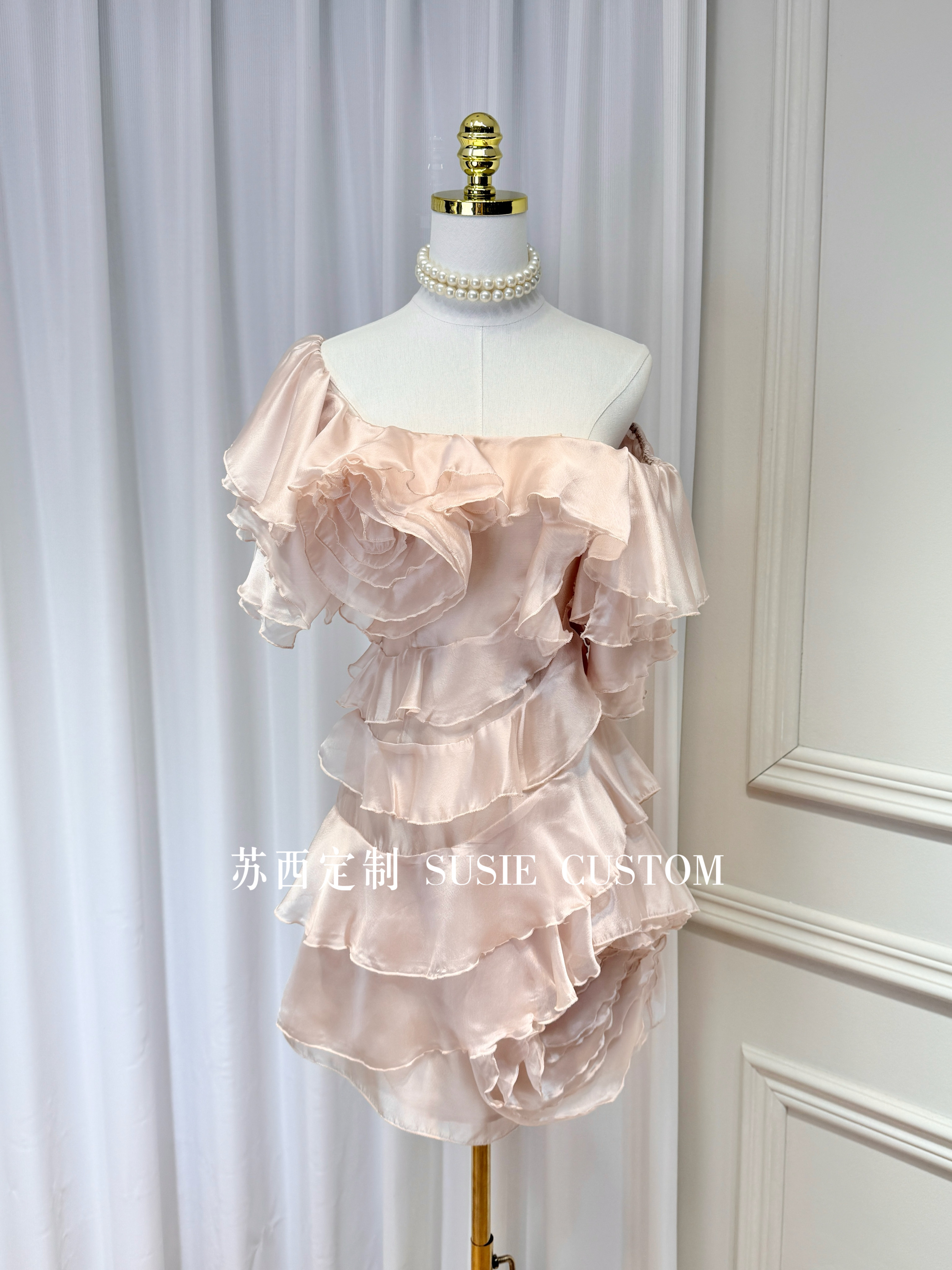 小众设计仙女款一字肩露肩斜肩不规则荷叶边立体花朵蛋糕度假短裙