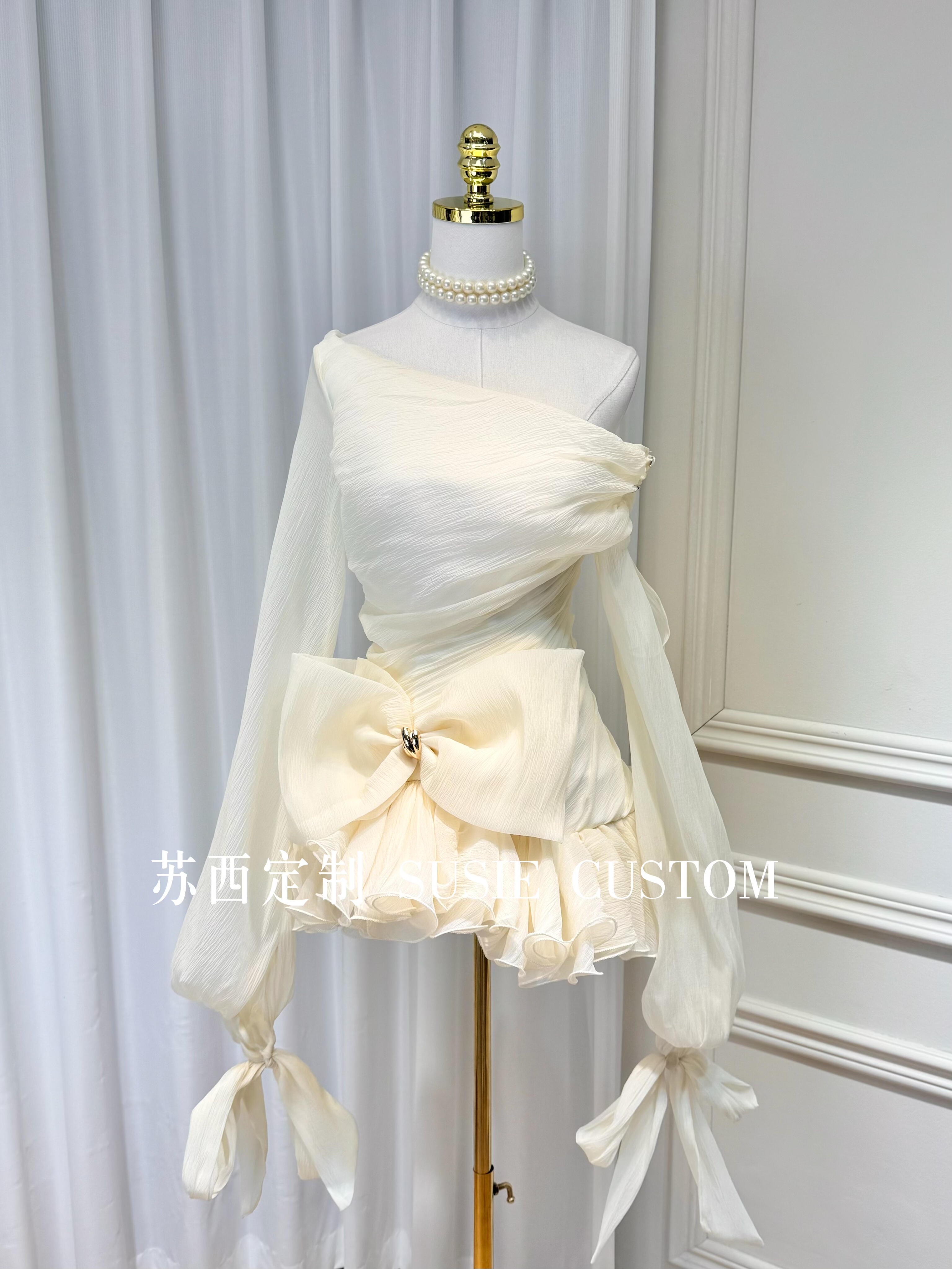 越南小众设计款斜角露肩褶皱泡泡袖大蝴蝶结荷叶边蓬蓬短裙配短裤