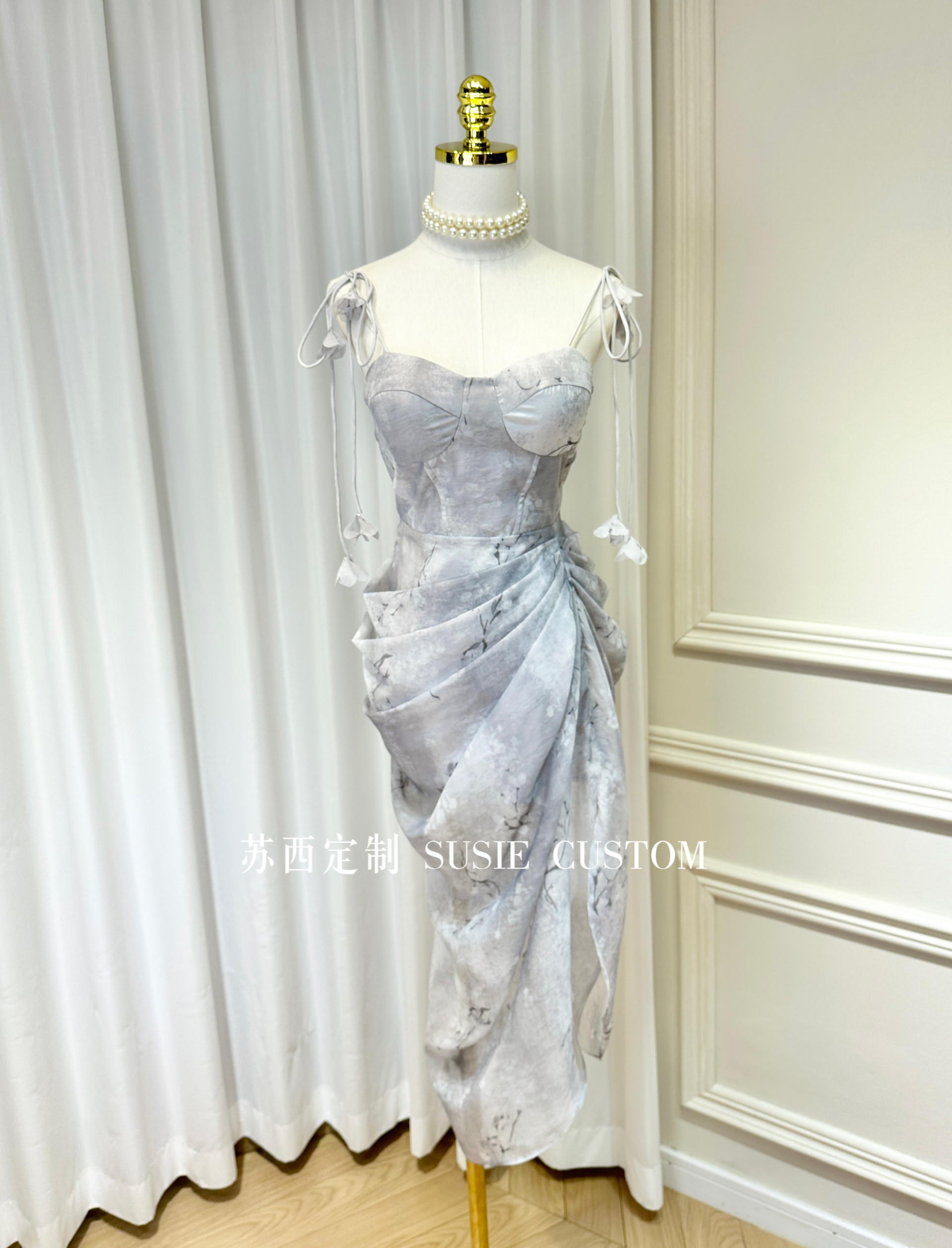 温柔设计款轻纱烟灰晕染印花绑带花瓣带胸垫褶皱不规则开叉中长裙