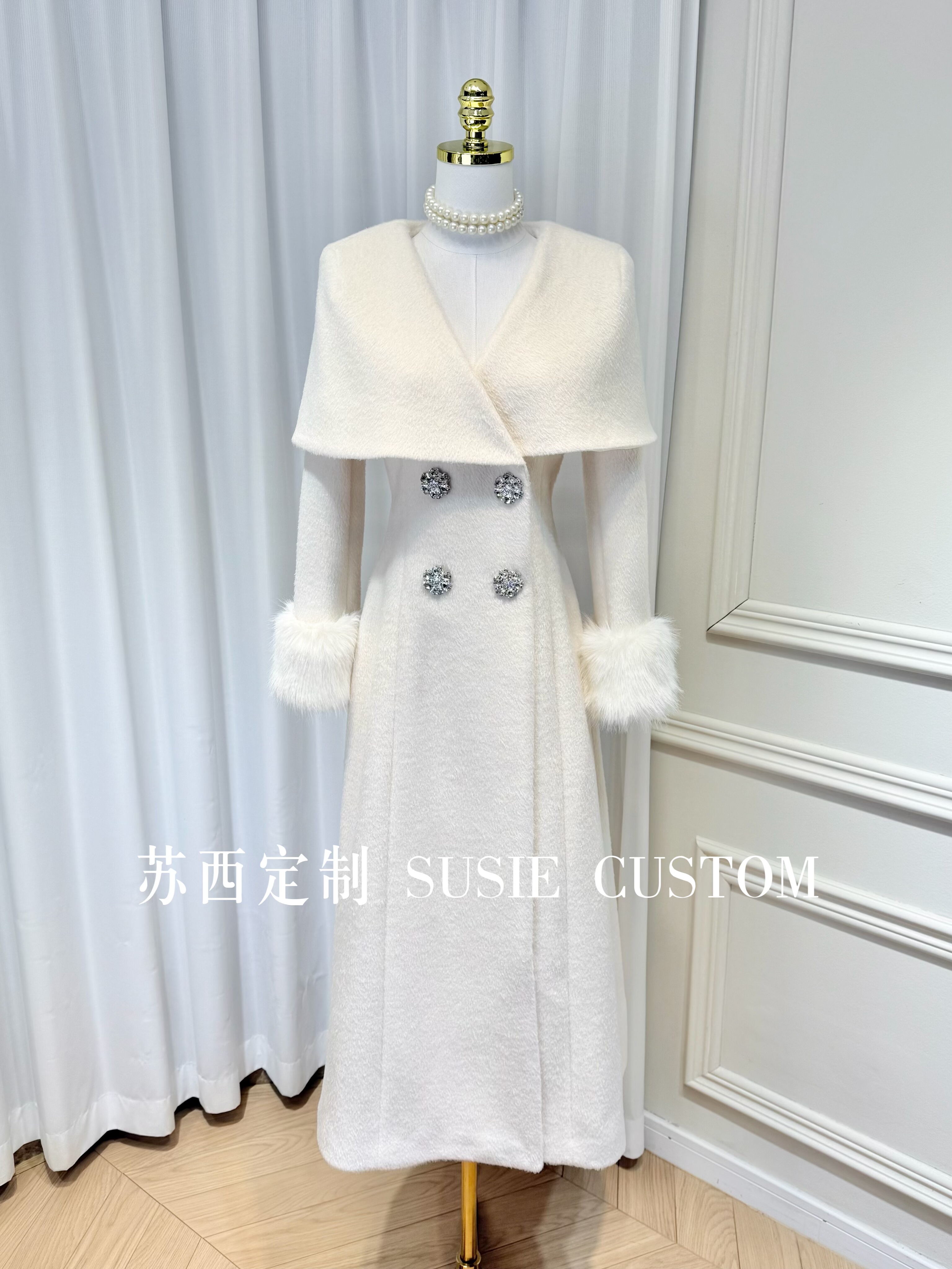 高定显气质千金风V领大颗水钻扣斗篷毛毛袖口收腰A摆毛呢大衣外套