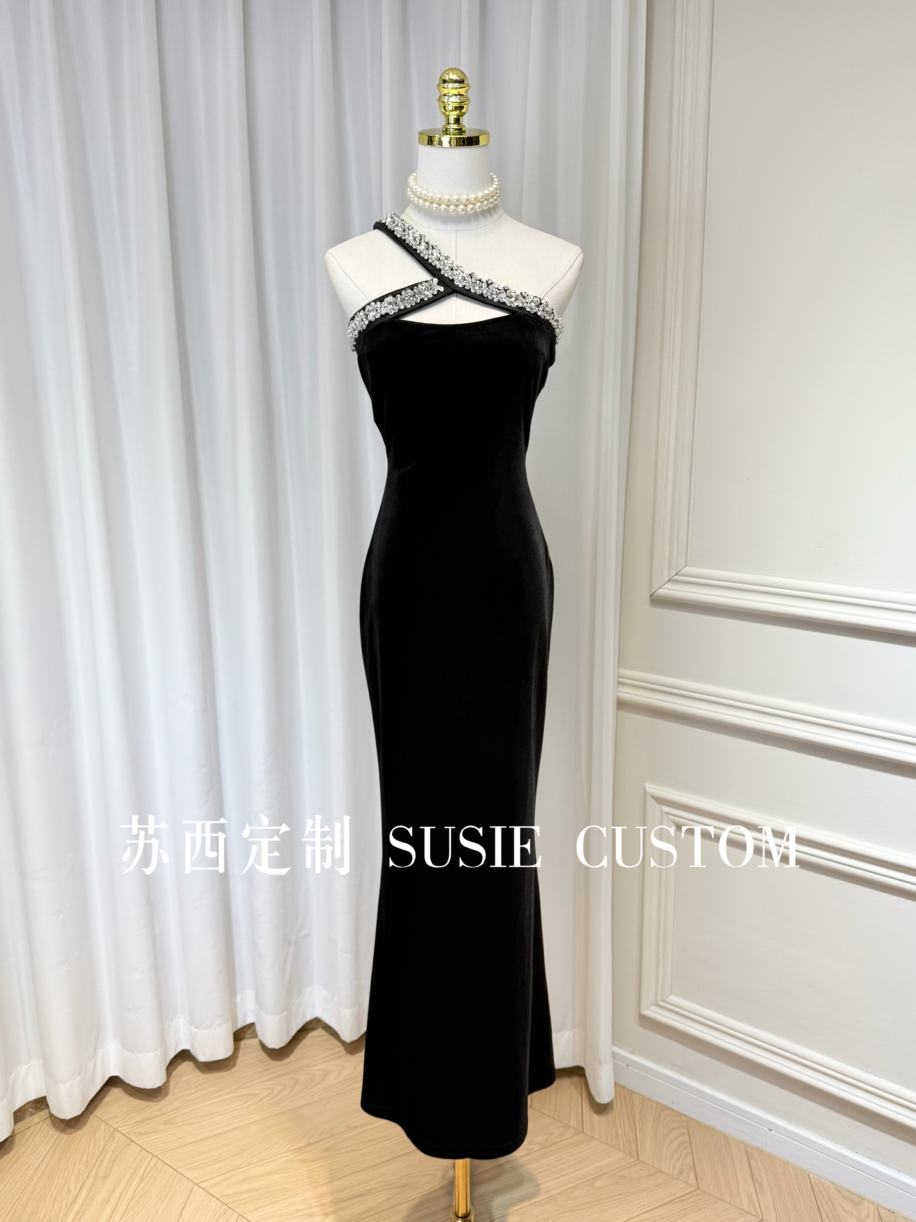 高定轻奢设计款名媛千金串珠水钻斜肩修身包臀丝绒开叉长裙礼服裙