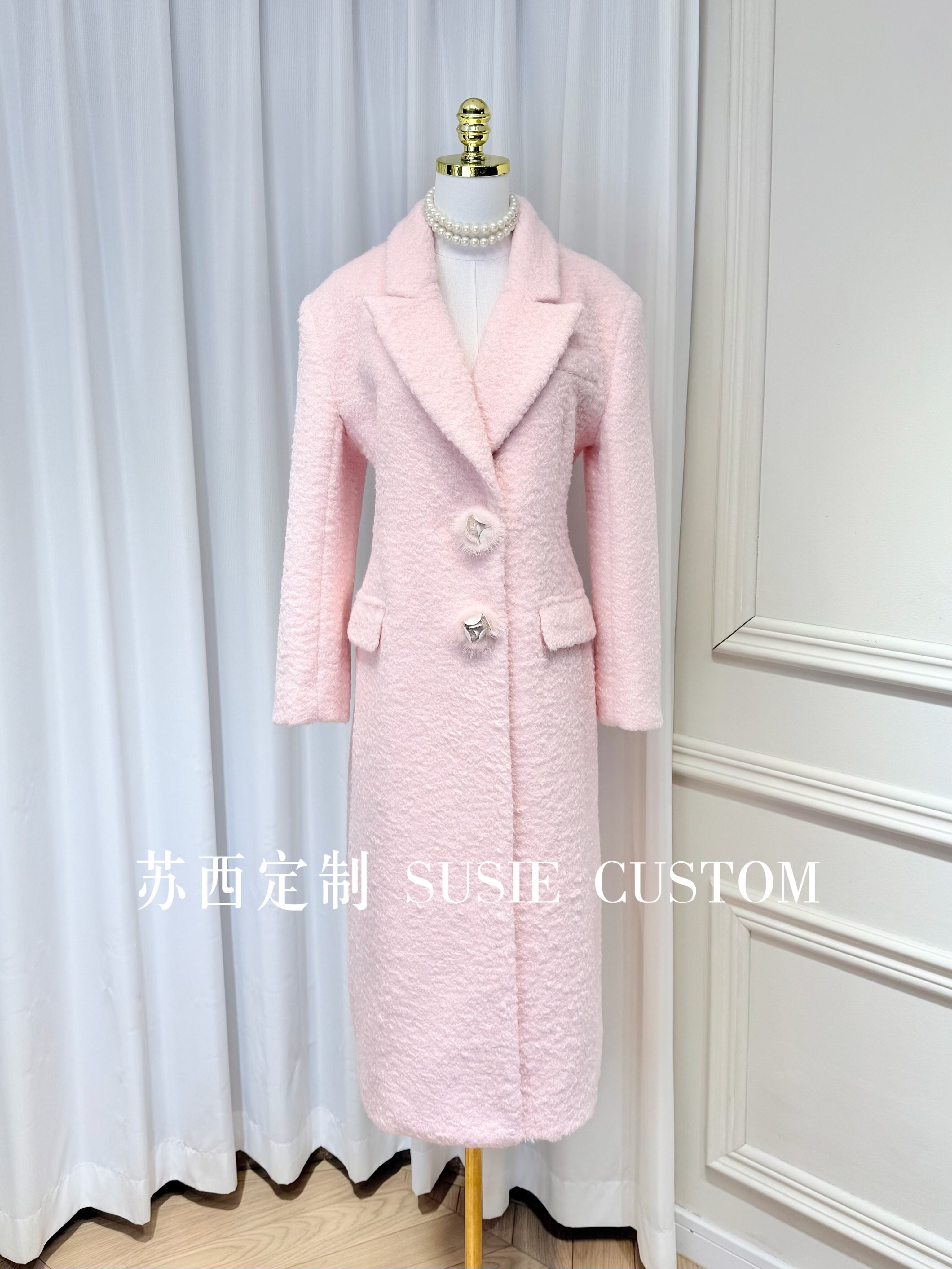 高定设计款气质落肩西装领人造卷羊毛立体毛皮花扣中长款大衣外套