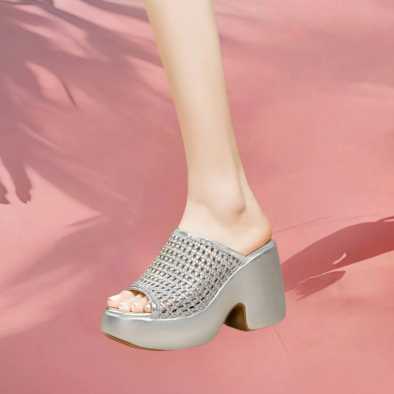 爆款编织厚底一字拖鞋女夏季外穿2026新款真皮罗马高跟鞋松糕粗跟