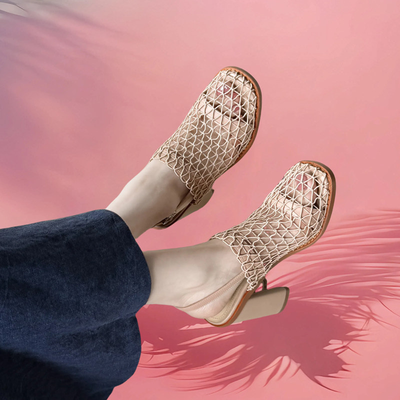 小众文艺网面镂空包头凉鞋女款2026夏天新品宽胖脚显瘦高跟鞋粗跟