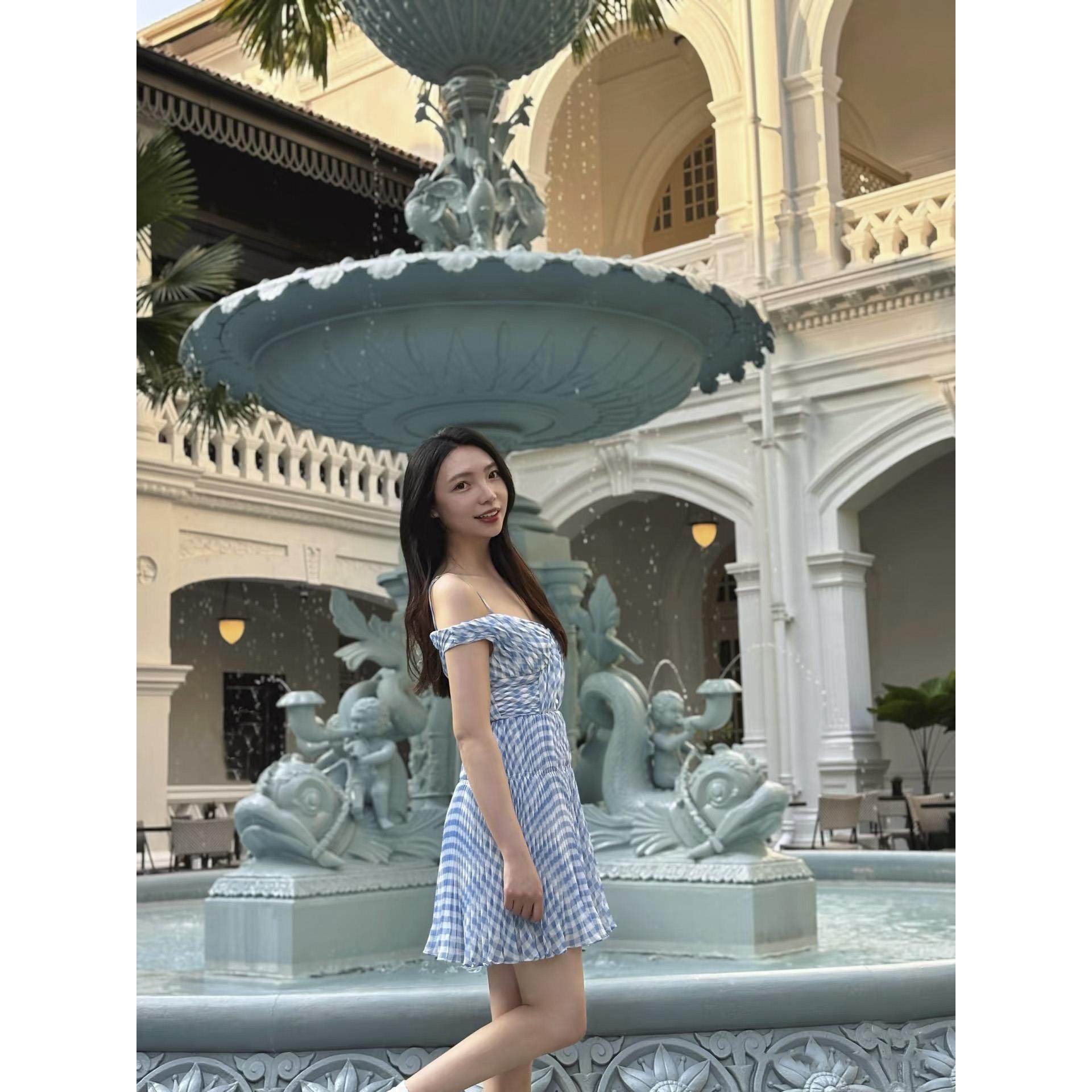 【限时】 2025百褶拼接V领性感甜妹一字肩连衣裙