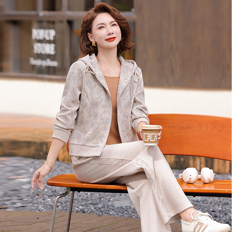 今年流行妈妈运动套装春装宽松连帽中老年女装休端庄大气闲两件套