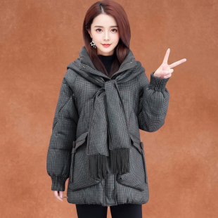 时尚连帽围巾领羽绒服女2026年冬季新款中长款气质保暖白鸭绒外套