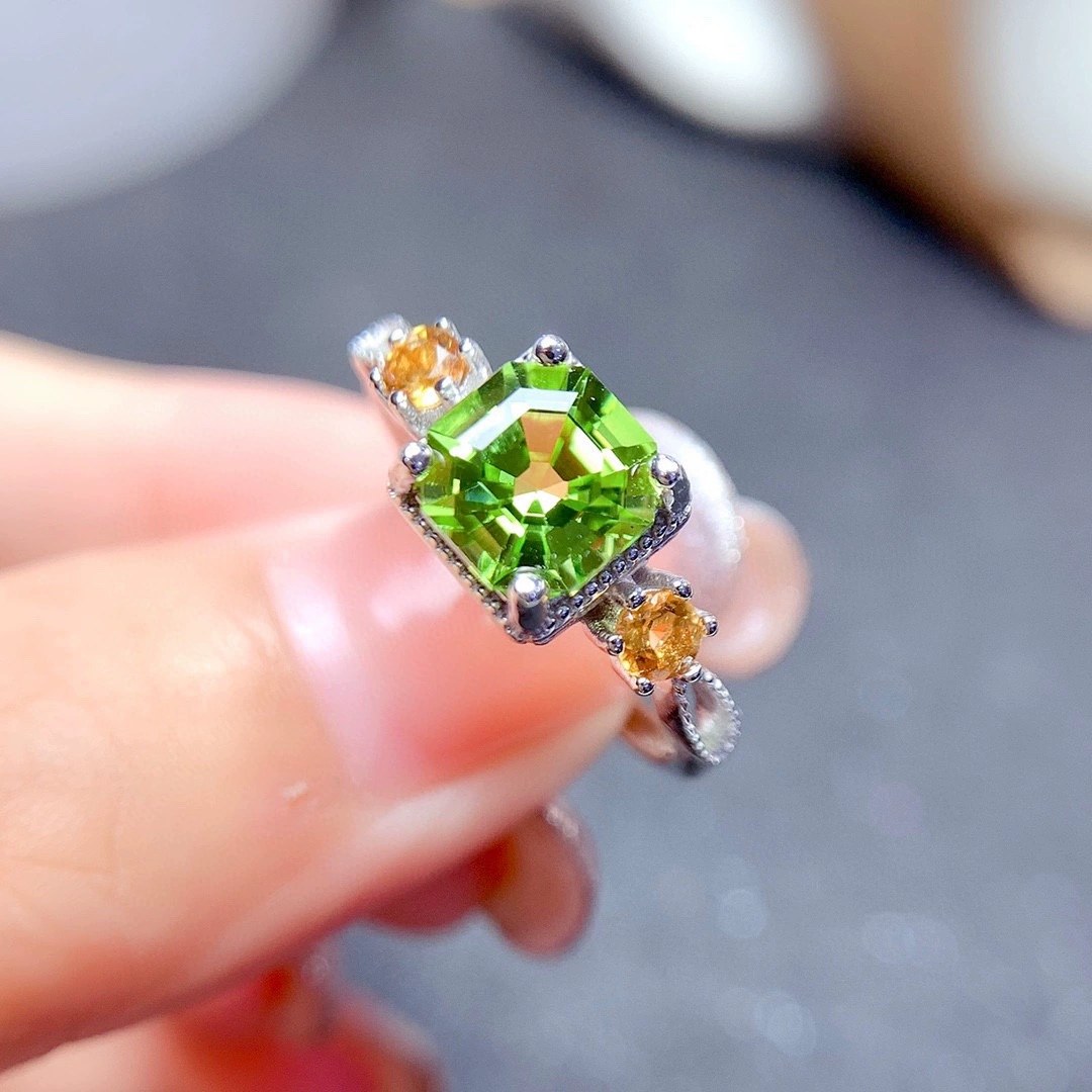 Young直播新款引流福利饰品批发2克拉公主方钻橄榄绿锆石开口戒指