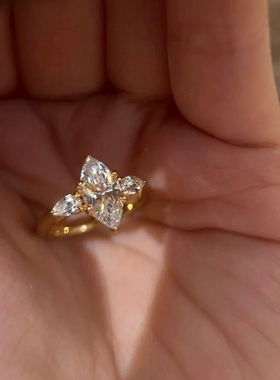 Young轻奢气质大颗马眼锆石戒指时尚百搭仿真莫桑石订婚女戒钻戒