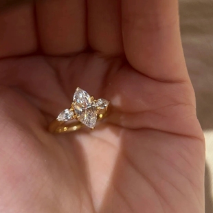 Young轻奢气质大颗马眼锆石戒指时尚百搭仿真莫桑石订婚女戒钻戒