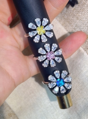 Young小红书多巴胺色系方糖花朵戒指女轻奢小众精致彩钻小花指环