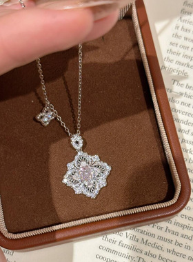 Young法式复古幻彩人鱼姬拉丝布布风四叶草项链轻奢幻彩钻女吊坠