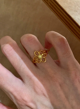 Young轻奢镂空小黄花戒指女简约风镀黄金色精致感黄钻花朵食指戒
