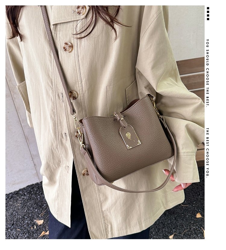 2025新款时尚百搭单肩斜挎包女简约休闲小方包高级感水桶包