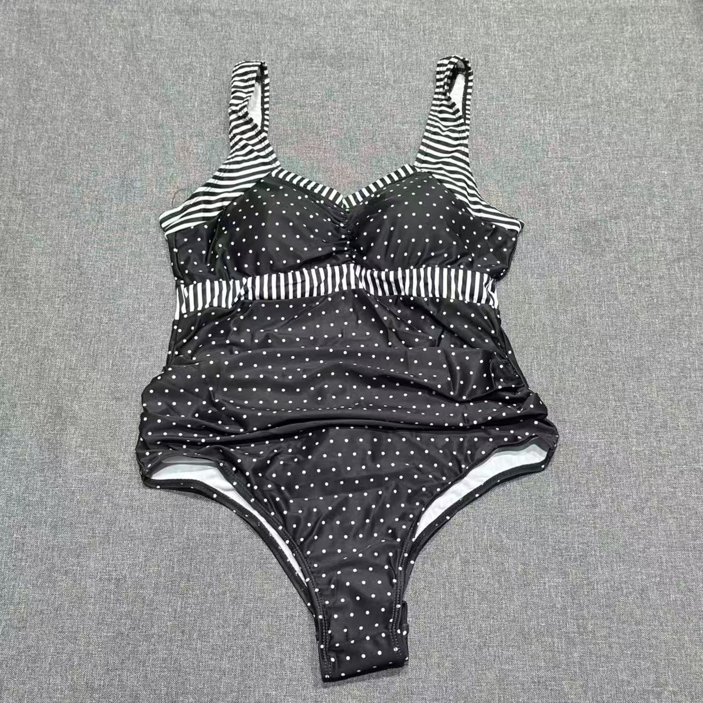 出口欧美女士成人V领圆点性感大露背腰部遮肚抽皱三角连体游泳衣