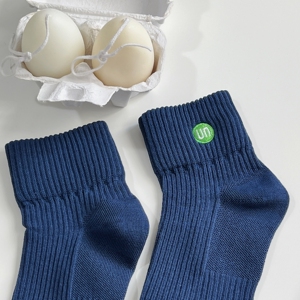 B218-W128-P20中筒袜棉袜刺绣韩版学院风百搭纯色运动风袜子图片
