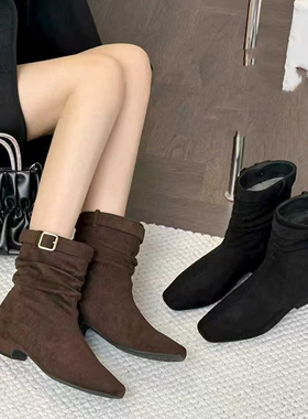 左她2公分复古方头绒面褶皱短靴粗跟内增高皮带扣百搭瘦瘦靴26326