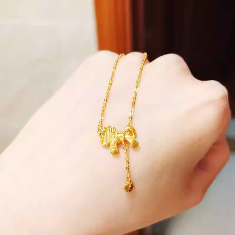 周大福黄金生肖马项链女款