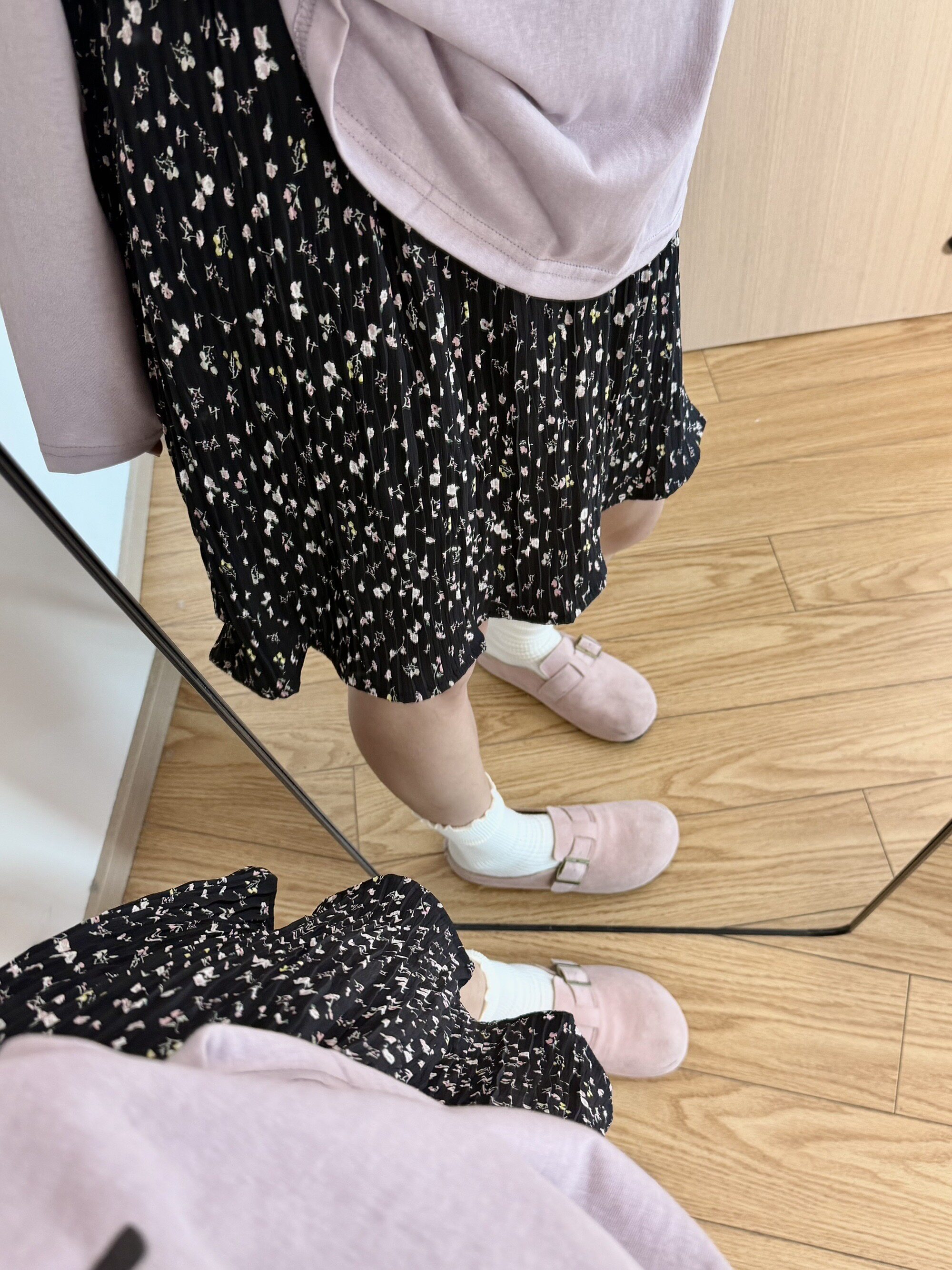 黑底碎花休闲设计感松紧腰A摆波浪褶自带内衬碎花短裙半身裙