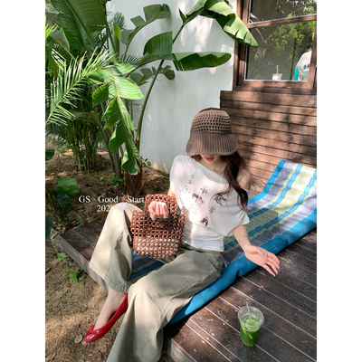 26春夏新弛气质美眉必补单夏季休闲刺绣露肩显瘦短袖小衫