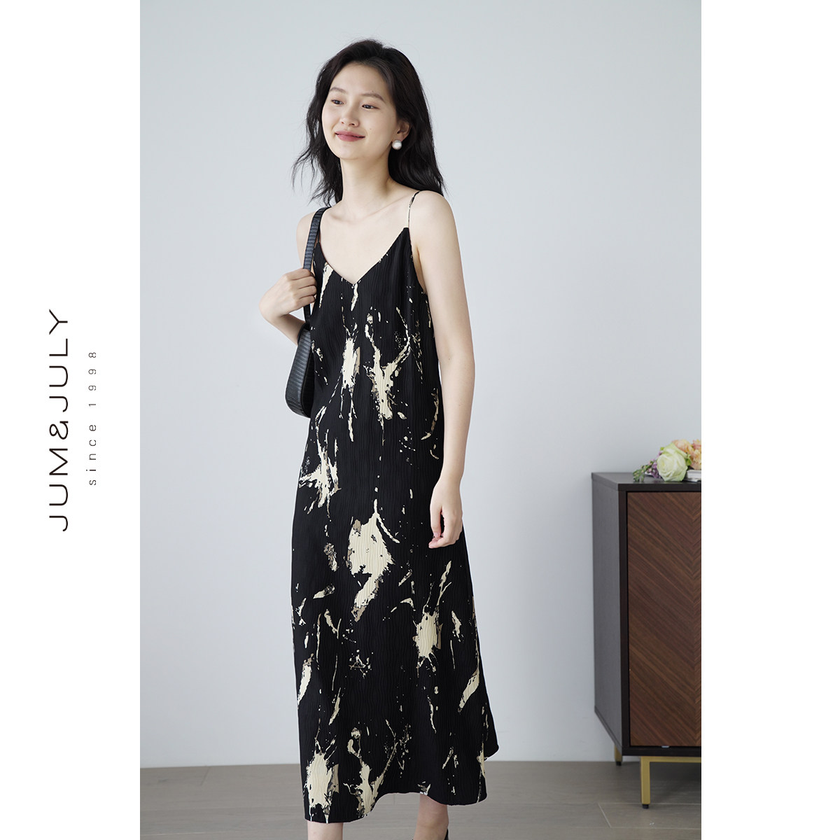 嘉茱莉新款新中式扎染吊带连衣裙女褶皱肌理感v领吊带裙印花长裙