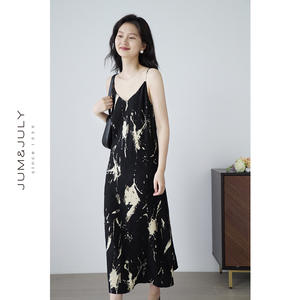 嘉茱莉新款新中式扎染吊带连衣裙女褶皱肌理感v领吊带裙印花长裙