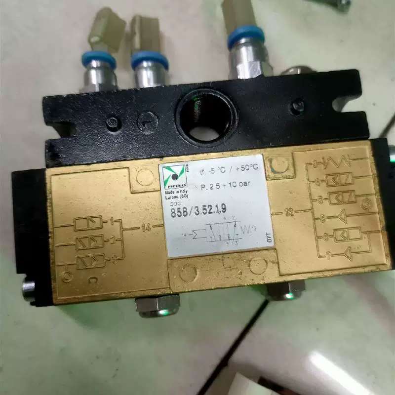 议价858/3.52.1.9有一个包邮包好。300元。